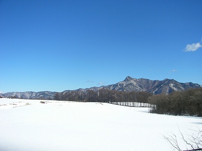 野辺山 さんかくじょうぎ客室窓からの雪景色