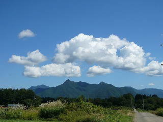 長野県野辺山高原　ペンションさんかくじょう散歩道から望む男山